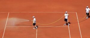 Před hrou suchý kurt pokropíme