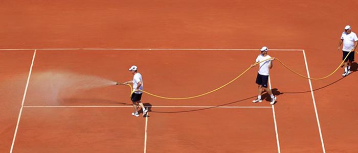 Před hrou suchý kurt pokropíme